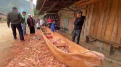Penyintas banjir di Aceh Tengah manfaatkan kayu gelondongan jadi perahu
