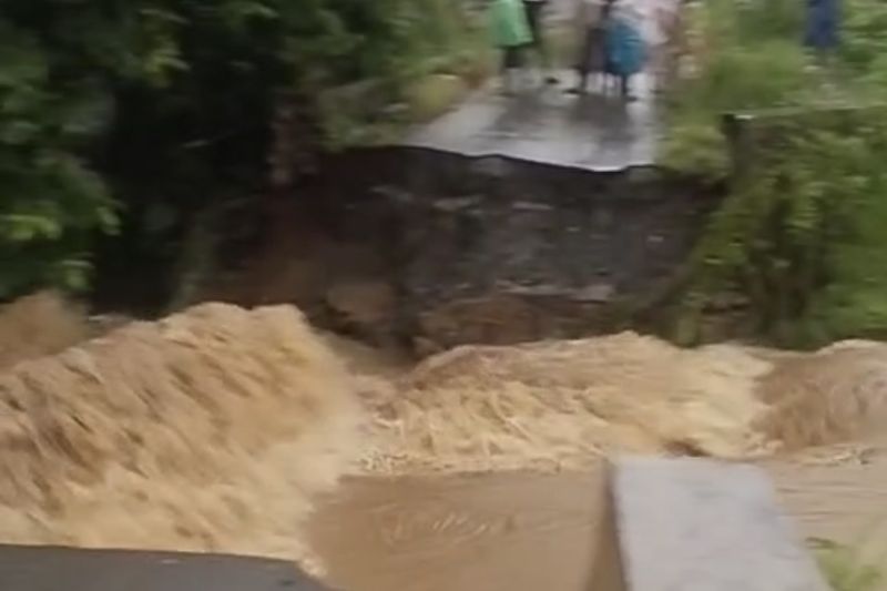 Satu korban meninggal saat jembatan putus akibat banjir di Tanah Laut