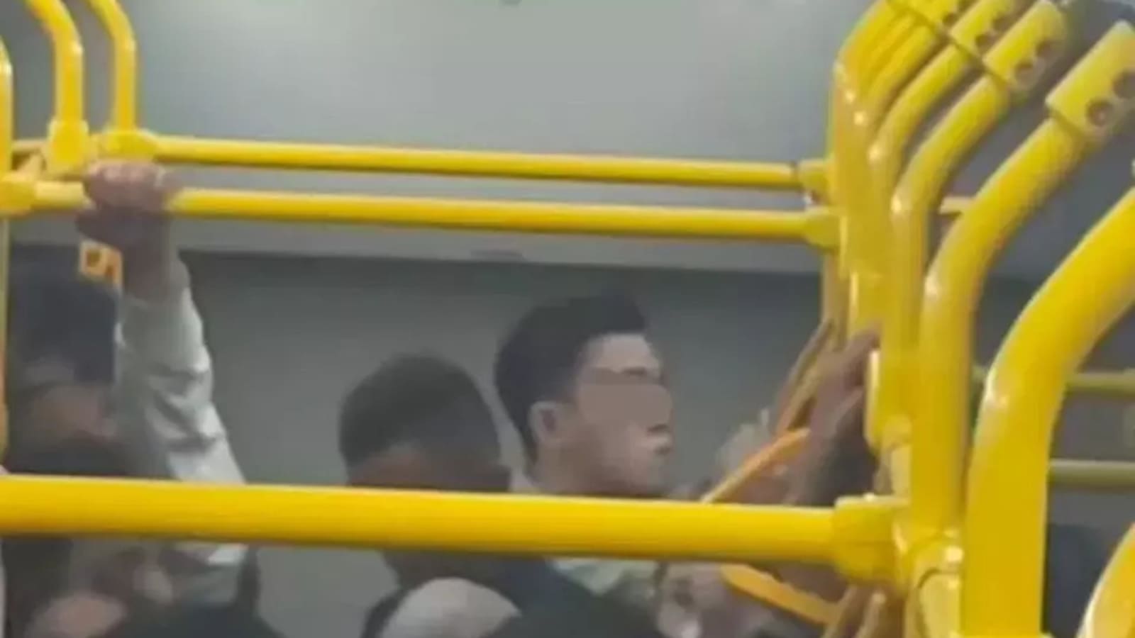 Penumpang masturbasi di Transjakarta diteriaki, langsung ditangkap, dan diserahkan ke polisi