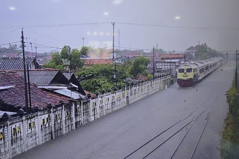 145 penumpang KA Ciremai dialihkan ke KA Harina imbas banjir Pantura