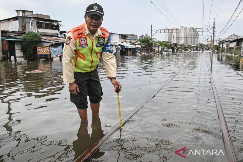 Banjir rendam Jakarta, perjalanan KRL Commuter terdampak