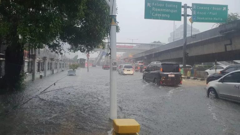 Banjir Jakarta: Lalu lintas macet, Transjakarta dan Mikrotrans terganggu, atap SD roboh