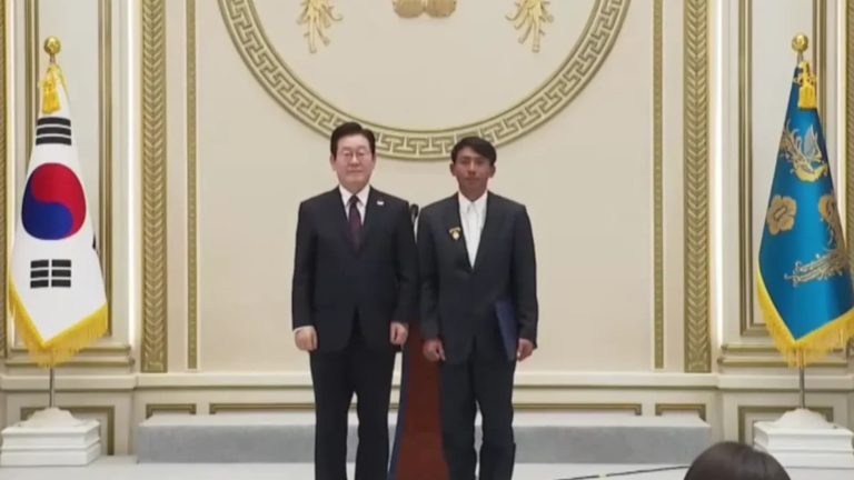 Nelayan Sugianto, WNI penyelamat 7 lansia di Korsel, terima penghargaan dari Presiden Lee Jae Myung