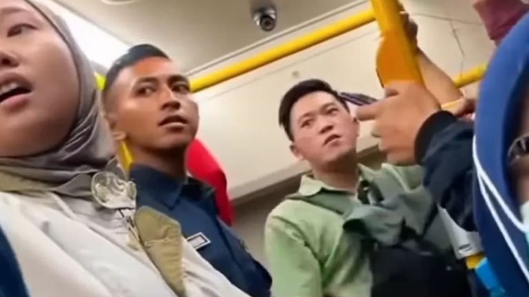 Pelecehan Transjakarta: Bukan satu pelaku, rupanya dua pria, saling meraba dan onani