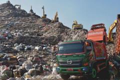 Longsor sampah di TPST 'terbesar di Asia Tenggara' Bantargebang tewaskan tujuh orang – 'Cerminan sistem pengelolaan sampah yang amburadul'