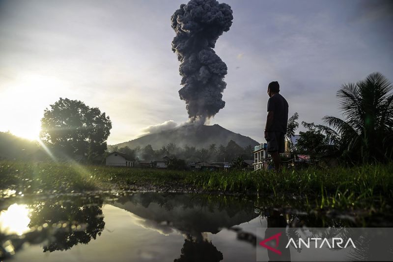 Gunung Ibu dua kali meletus hari ini, kolom abu capai 500 meter