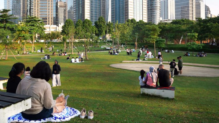 Tak mudik Lebaran 2026? Jakarta siapkan staycation hotel, voucher belanja, hingga transportasi gratis