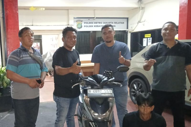 Polisi tangkap pencuri ponsel saat korban tidur di rumah Cipulir