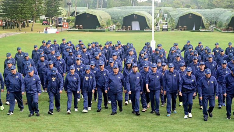 Menkeu Purbaya sebut gaji menteri dan DPR bisa dipotong 25%