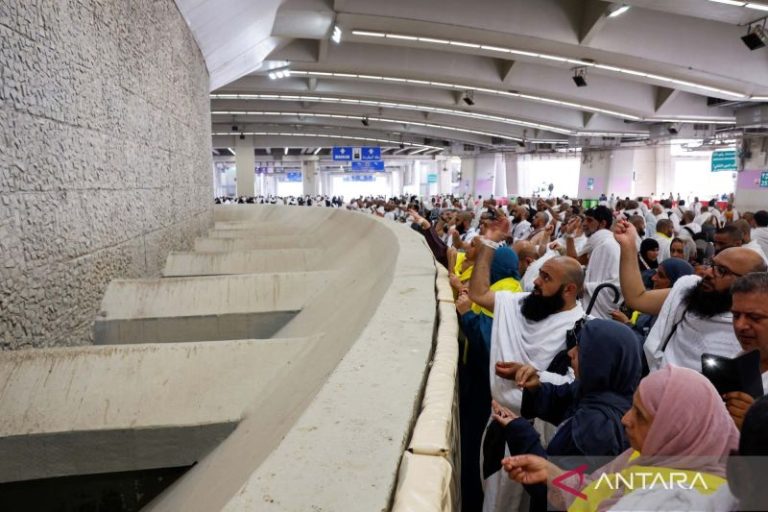 Jamaah haji melaksanakan ibadah Lempar Jumrah di Mina