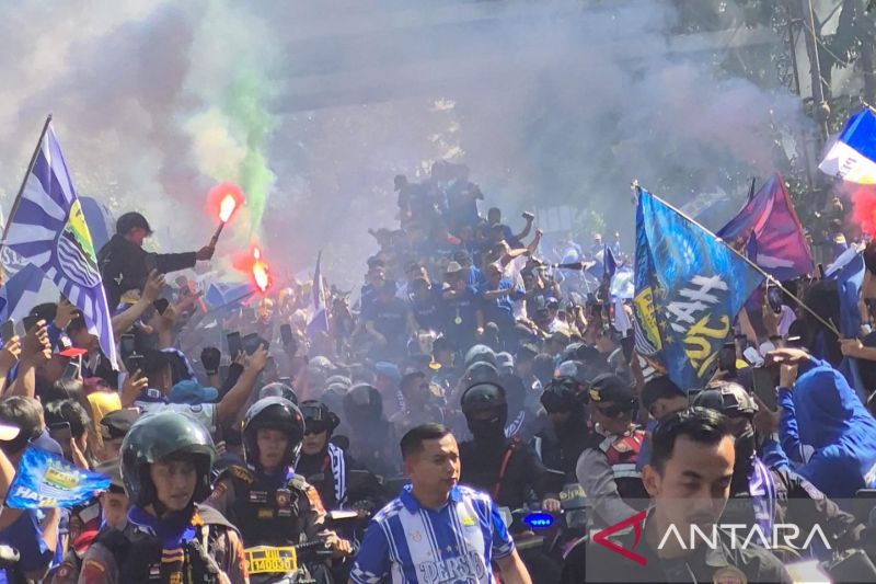 Ratusan ribu Bobotoh padati Bandung rayakan triruntun gelar Persib