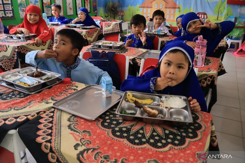 Wamenkes: Delapan miliar lebih porsi MBG dibagikan sejak Januari 2025