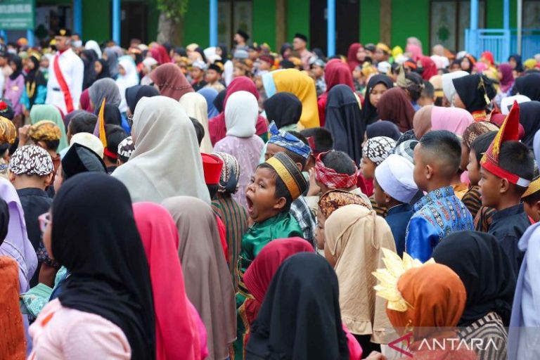 Upacara peringatan Hardiknas