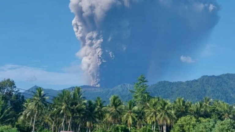 Tiga pendaki tewas dalam letusan Gunung Dukono, ada WN Singapura di antara yang hilang