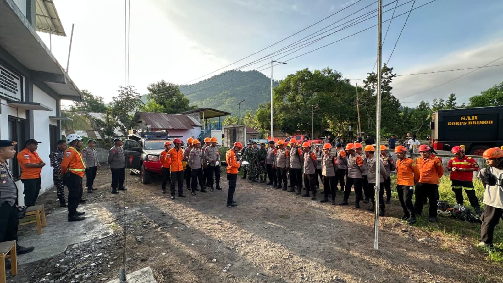Pencarian tiga pendaki hilang usai letusan Gunung Dukono dilanjutkan