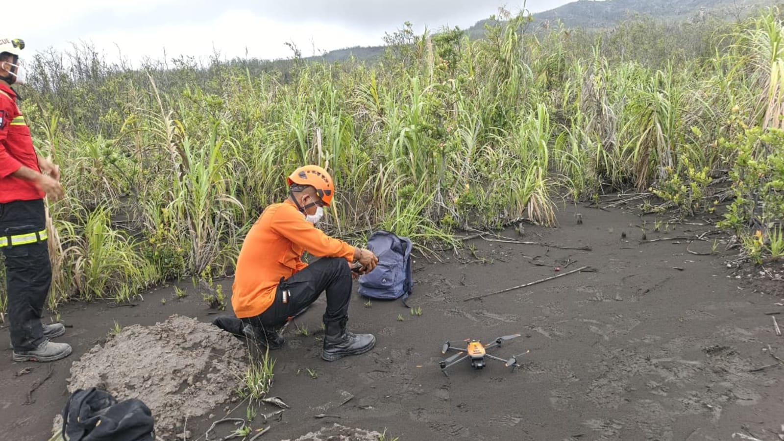 Jenazah dua pendaki Singapura ditemukan, Gunung Dukono yang masih erupsi sulitkan evakuasi