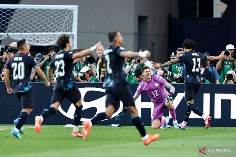 Orlando Gill gembira dua penyelamatannya antar Paraguay ke 16 besar