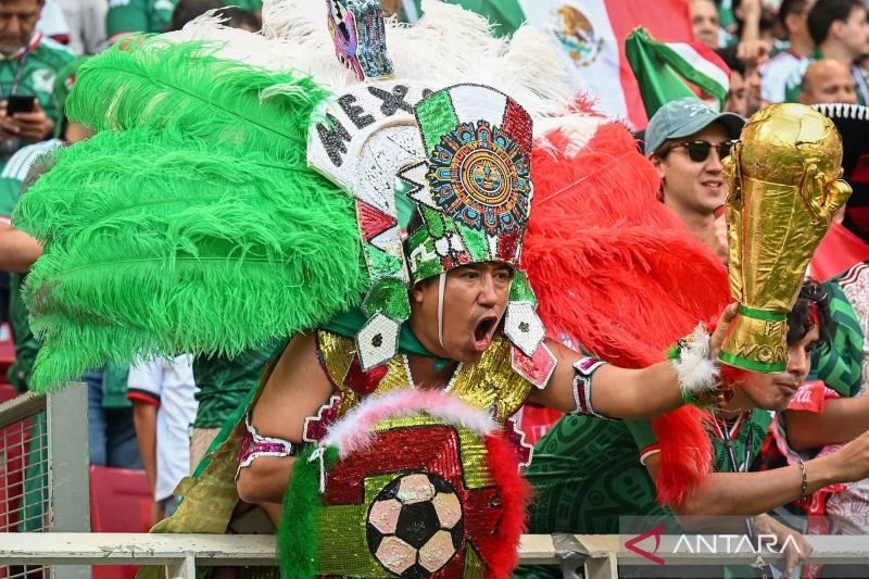 Aksi suporter Timnas Meksiko