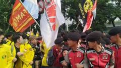 Aksi mahasiswa tolak kenaikan harga BBM 'diadang' di kawasan Semanggi Jakarta, polisi larang demo di Bundaran HI
