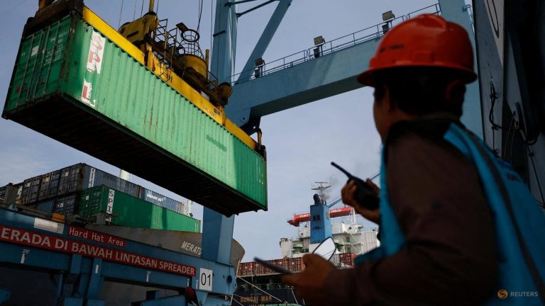Setelah 72 bulan beruntun surplus, neraca perdagangan Indonesia defisit