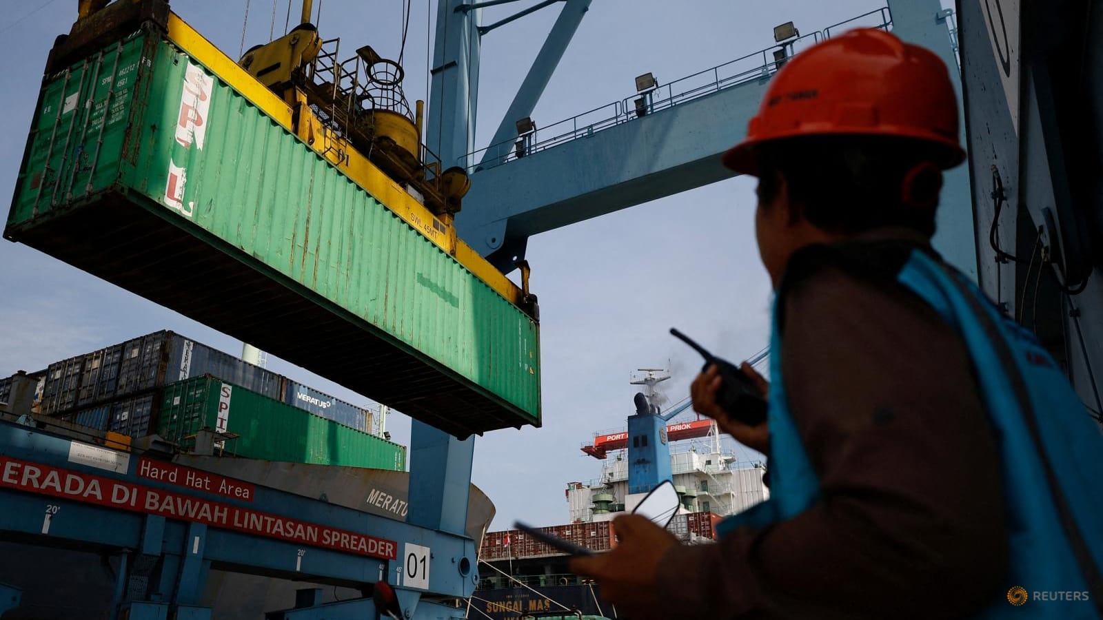 Setelah 72 bulan beruntun surplus, neraca perdagangan Indonesia defisit