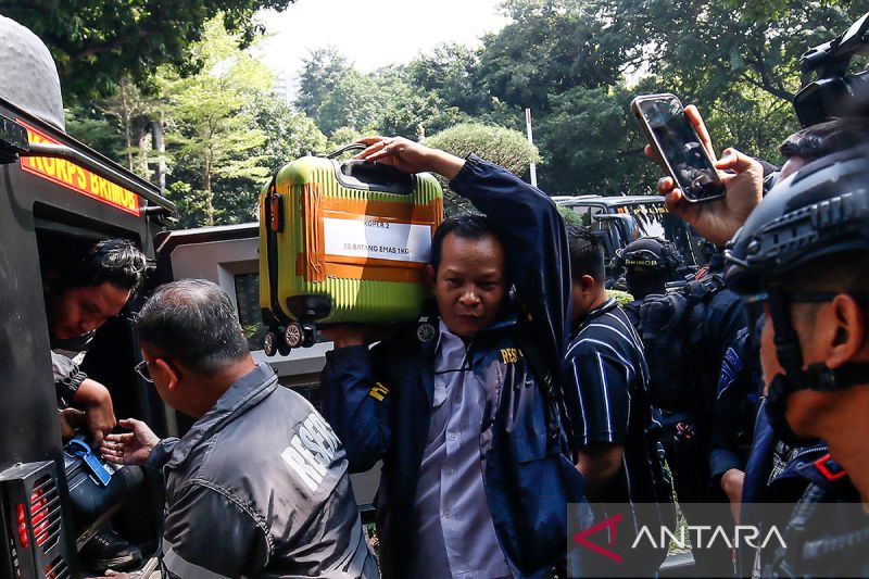 Barang bukti sitaan dari Sentul tiba di Polda Metro Jaya
