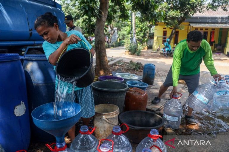 Dampak kemarau di Bekasi kian terasa, puluhan ribu warga terima bantuan air bersih