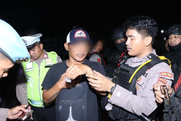 Polres Jakbar ringkus dua pria yang bawa sabu dan obat keras 