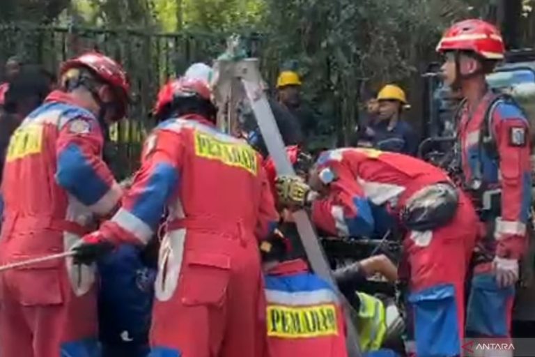 Tiga pekerja meninggal dunia diduga keracunan gas di gorong-gorong Cipayung