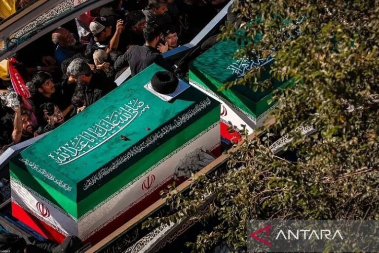 Ali Khamenei dikebumikan di Makam Imam Reza Mashhad