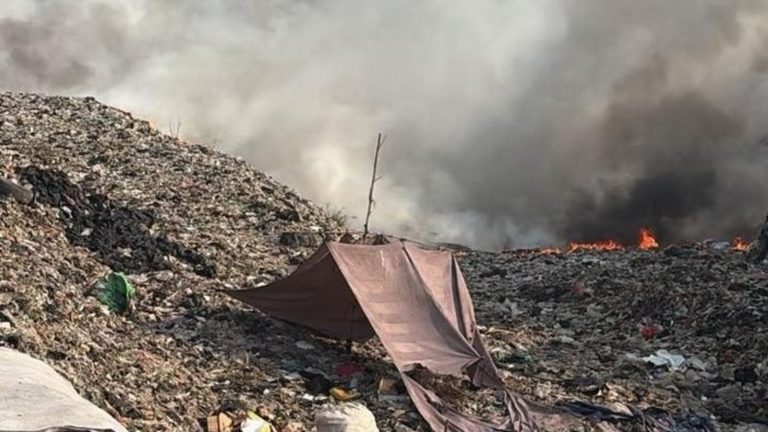 Kebakaran tidak kunjung padam, kualitas udara TPA Jatiwaringin berbahaya