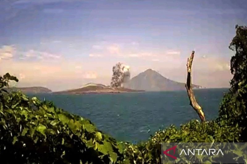Aktivitas meningkat, Badan Geologi naikkan status Gunung Anak Krakatau