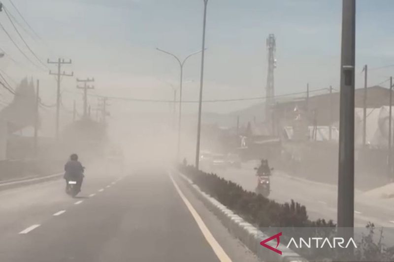 Abu vulkanik Gunung Sinabung selimuti Kota Berastagi