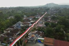 Galeri foto hari kemerdekaan Indonesia: Dari aksi membentang bendera 600 meter di kaki Gunung Arjuno hingga upacara di lokasi Karhutla