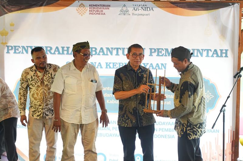 Kemenbud serahkan 47 alat musik, dukung kegiatan seni dan keagamaan