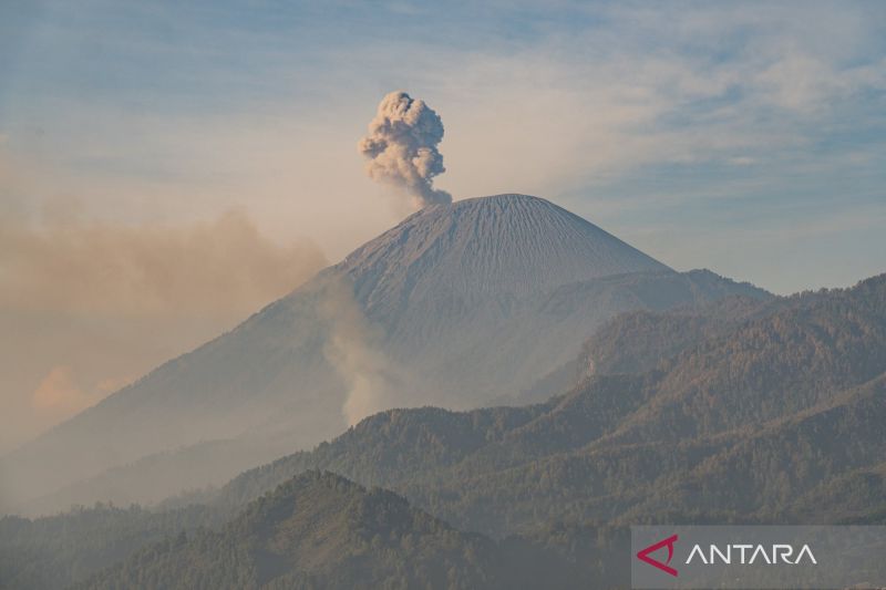 Badan Geologi larang beraktivitas 13 km dari puncak Gunung Semeru