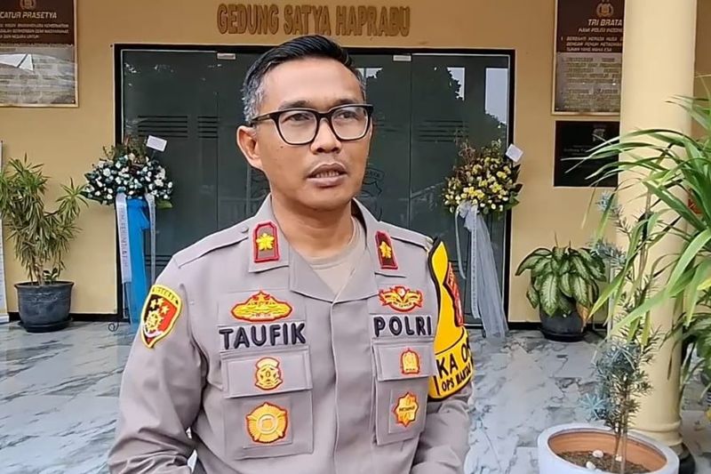Polisi tangkap tiga tersangka peredaran narkoba-obat keras di Jakbar